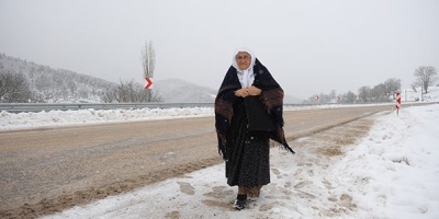 85 yaşındaki nine okuma öğrenmek için 2 km yürüyor