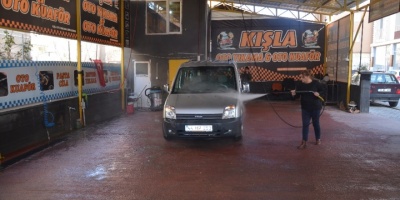 Çocuklarına bakmak için oto yıkamacı açtı